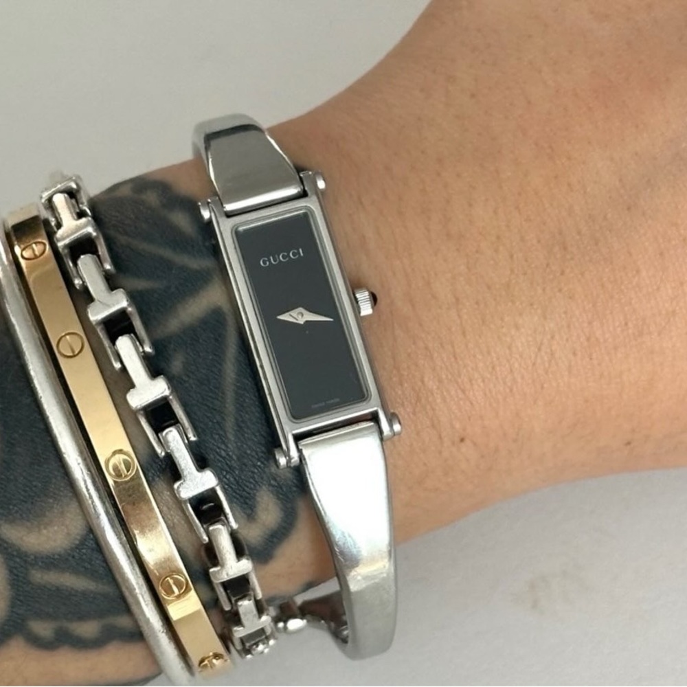 Gucci Black and Silver Watch with Sleek Design - Picture 3 of 3